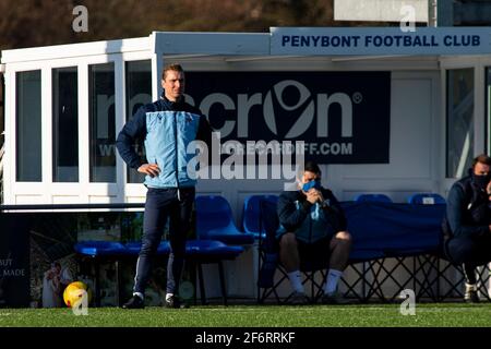 Penybont-Manager Rhys Griffiths in der zweiten Hälfte an der Touchline. Penybont / Haverfordwest County im Bryntirion Park im JD Cymru Premier an der Th Stockfoto