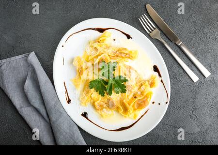 Italienische Küche: Typische Casoncelli im Stil alla berescian haben eine Füllung aus geriebenem Brot, Grana Padano und Butter. Stockfoto