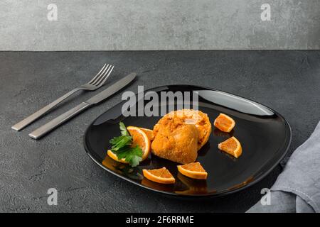 Typisch italienisches Essen. Reis arancini, das ursprüngliche Rezept der sizilianischen Küche Stockfoto