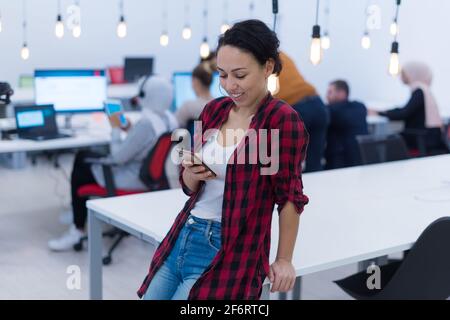 Portrait einer erfolgreichen Geschäftsfrau und eines Business Teams im Büro, Business, Freiheit und Erfolgskonzept Stockfoto