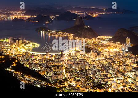 Schöne Nacht Blick auf Rio de Janeiro Stadt mit berühmten Wahrzeichen - der Zuckerhut Stockfoto