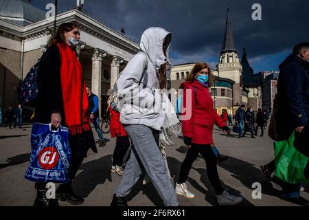 Moskau, Russland. März 2021. Die Menschen gehen auf dem Komsomolskaja Platz auf dem Hintergrund des Leningradski Bahnhofsgebäudes im Zentrum Moskaus, Russlands Stockfoto