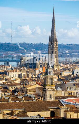 Bordeaux, Departement Gironde, Aquitanien, Frankreich. Blick über die Dächer auf die Basilika St. Michael. Das historische Zentrum von Bordeaux gehört zum UNESCO-Weltkulturerbe