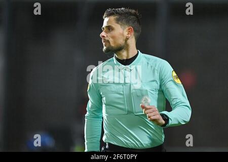 AMSTERDAM, NIEDERLANDE - 2. APRIL: Assistenzreferent Martin Beijer während des niederländischen Keukenkampioendivision-Spiels zwischen Ajax U23 und NAC Breda bei De T Stockfoto