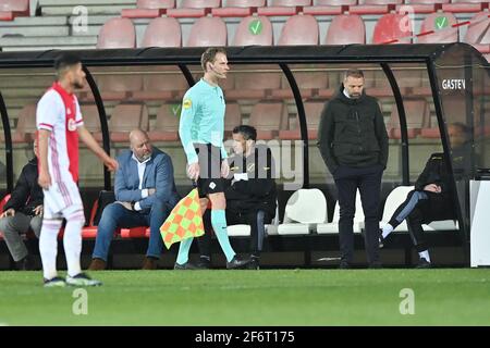 AMSTERDAM, NIEDERLANDE - 2. APRIL: Assistenzschiedsrichter Sjoerd Nanninga während des niederländischen Keukenkampioendivision-Spiels zwischen Ajax U23 und NAC Breda in De Stockfoto