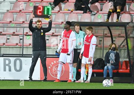 AMSTERDAM, NIEDERLANDE - APRIL 2: 4. Offizieller Boyd van Kommer, Gibson Yah von Ajax U23, Schiedsrichterassistent Sjoerd Nanninga, Kristian Hlynsson von Ajax U Stockfoto