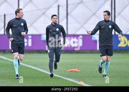 AMSTERDAM, NIEDERLANDE - APRIL 2: Schiedsrichter-Assistent Sjoerd Nanninga, Schiedsrichter-Assistent Martin Beijer, Schiedsrichter Richard Martens während der niederländischen Keukenk Stockfoto