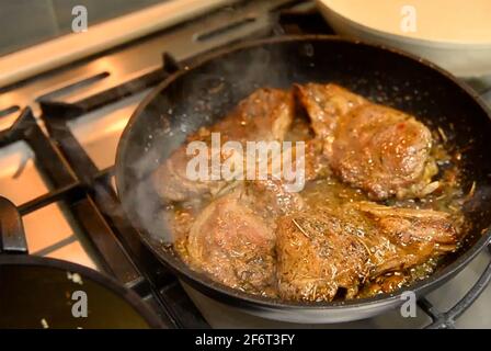 Gegrilltes Schweinesteak in der Bratpfanne, Nahaufnahme. Draufsicht Stockfoto