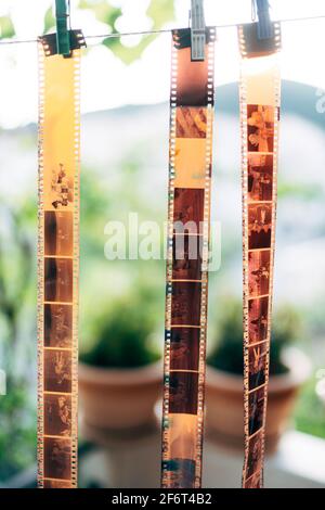Budva, Montenegro - 21. august 2020: Alte fotografische Filmrollen, Kassetten und Retro-Kameras auf dem Hintergrund. Alter 35 mm Negativstreifen Stockfoto