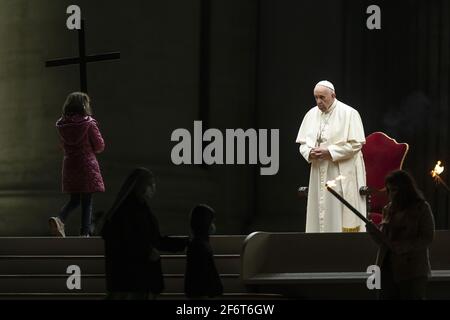 Vatikanstadt, Vatikanstadt. April 2021. Am 2. April 2021 führt Papst Franziskus den Weg des Kreuzes bei den Karfreitagsdiensten auf dem Petersplatz im Vatikan an. Katholiken und Christen feiern an diesem Sonntag Ostern. Foto von Stefano Spaziani/UPI Credit: UPI/Alamy Live News Stockfoto