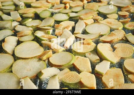 Frisch geschnittene Äpfel und Birnen zum Trocknen. Stockfoto
