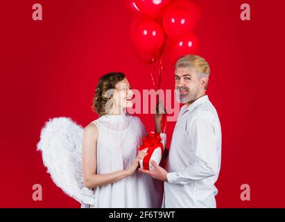 Paar am valentinstag. Amor Engel mit Geschenken und Ballons. Schönes Paar. Valentinstag Stockfoto