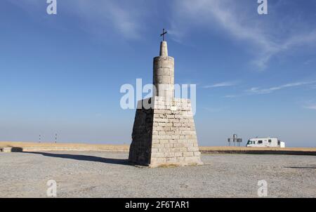 Markierung mit Kreuzspitze in der Nähe des höchsten Punktes Portugals in der Serra da Estrela auf einem Torre Plateau, Serra da Estrela, Portugal Stockfoto