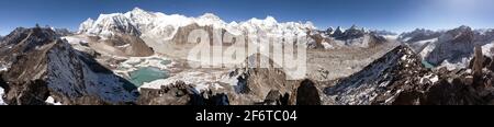 Schöne Panoramasicht auf den Berg Cho Oyu und das Basislager Cho Oyu in der Nähe von Bergseen, Everest, Lhotse, Ngozumba Gletscher und Gyazumba Gletscher - Sagarmat Stockfoto