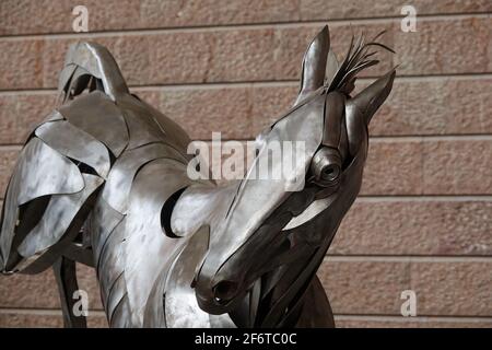 Dardo (lebensgroßes Metallpferd), das Werk des in Granada geborenen Bildhauers José Miguel Pino, ausgestellt im Moneo-Raum in Jaén (Spanien) Stockfoto