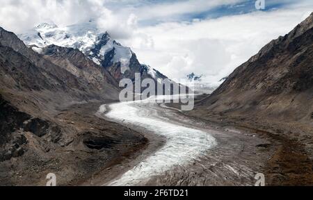 Durung Drung oder Drang Drung Glacier in der Nähe des Pensi La Passes Auf der Zanskar Road - Great Himalayan Range - Zanskar - Ladakh - Indien Stockfoto