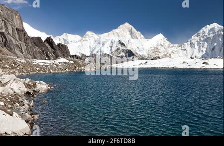 Panoramablick auf den Mount Makalu über dem See in der Nähe von Kongma La Pass, drei Pässe Trek, Weg zum Everest Basislager, Khumbu Tal, Sagarmatha Nationalpark, N Stockfoto