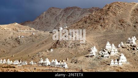 Blick auf Stupas um Leh - Ladakh - Indien Stockfoto