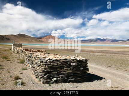 Schöne Landschaft im Ruppshu Tal in der Nähe Moriri See - See Kar mit Gebet Mani Wände, Ladakh, Jammu und Kaschmir, Indien Stockfoto