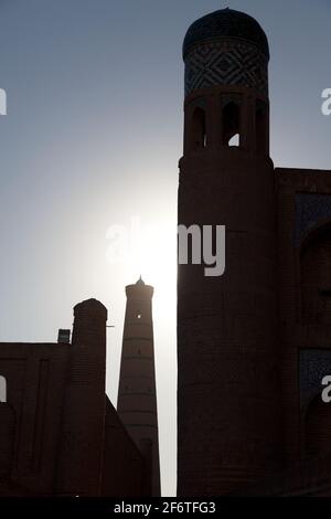 Silhouette von Minaretten in Chiwa (Chiva, Heva, Xiva, Chiwa, Khiveh) - Provinz Xorazm - Usbekistan - Stadt an der Seidenstraße Stockfoto