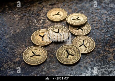 Stillleben der "kleinen Y U-Bahn-Token" in den Jahren 1950s und 1960s, New York City, USA Stockfoto