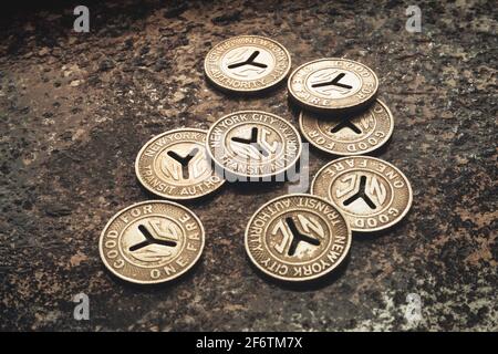 Stillleben der "kleinen Y U-Bahn-Token" in den Jahren 1950s und 1960s, New York City, USA Stockfoto