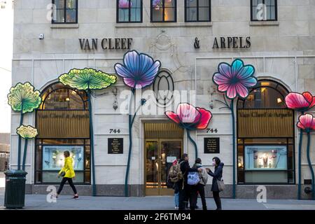 Van Cleef & Arpels ist ein Luxusschmuckgeschäft an der Fifth Avenue in New York City, USA Stockfoto