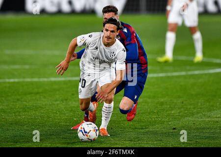 VALENCIA, SPANIEN - 2. APRIL: Jaime Seoane Valenciano von SD Huesca und Ruben Rochina von Levante UD während des La Liga Santander Spiels zwischen Levante UD Stockfoto