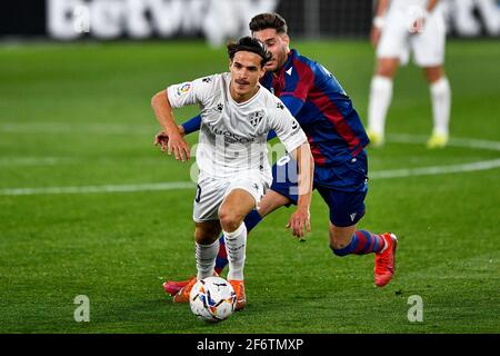 VALENCIA, SPANIEN - 2. APRIL: Jaime Seoane Valenciano von SD Huesca und Ruben Rochina von Levante UD während des La Liga Santander Spiels zwischen Levante UD Stockfoto