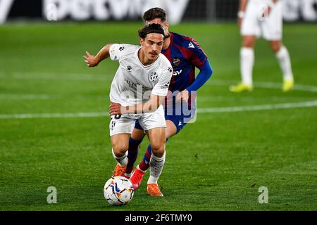 VALENCIA, SPANIEN - 2. APRIL: Jaime Seoane Valenciano von SD Huesca und Ruben Rochina von Levante UD während des La Liga Santander Spiels zwischen Levante UD Stockfoto