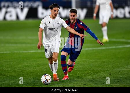 VALENCIA, SPANIEN - 2. APRIL: Jaime Seoane Valenciano von SD Huesca und Ruben Rochina von Levante UD während des La Liga Santander Spiels zwischen Levante UD Stockfoto