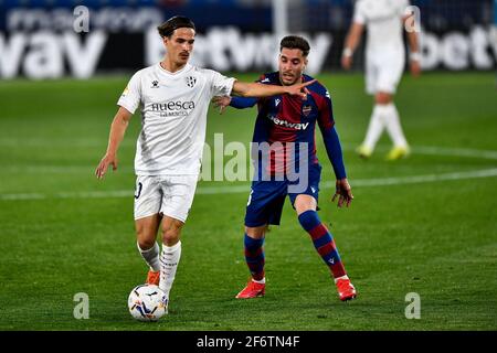 VALENCIA, SPANIEN - 2. APRIL: Jaime Seoane Valenciano von SD Huesca und Ruben Rochina von Levante UD während des La Liga Santander Spiels zwischen Levante UD Stockfoto