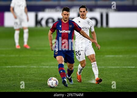 VALENCIA, SPANIEN - 2. APRIL: Nemanja Radoja von Levante UD und Jaime Seoane Valenciano von SD Huesca während des La Liga Santander Spiels zwischen Levante UD Stockfoto