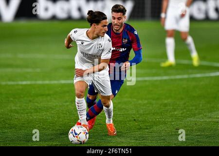 VALENCIA, SPANIEN - 2. APRIL: Jaime Seoane Valenciano von SD Huesca und Ruben Rochina von Levante UD während des La Liga Santander Spiels zwischen Levante UD Stockfoto