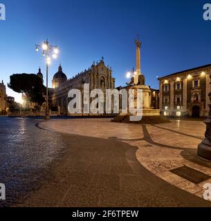 Beleuchtete Piazza Duomo, Catania, Sizilien, Italien am Abend. Kathedrale von Santa Agatha und Liotru, Symbol von Catania am Abend Stockfoto