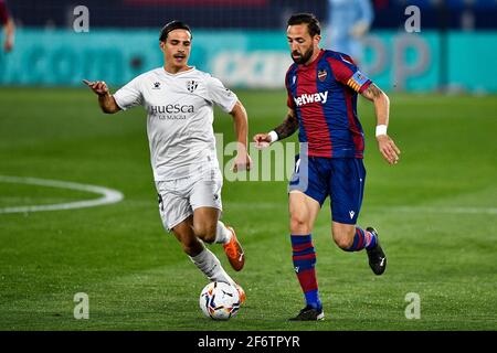 VALENCIA, SPANIEN - 2. APRIL: Jaime Seoane Valenciano von SD Huesca und Jose Luis Morales Nogales von Levante UD während des Matches von La Liga Santander Stockfoto