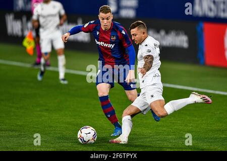 VALENCIA, SPANIEN - 2. APRIL: Carlos Clerc von Levante UD und Pablo Maffeo Becerra von SD Huesca während des La Liga Santander Spiels zwischen Levante UD und Stockfoto