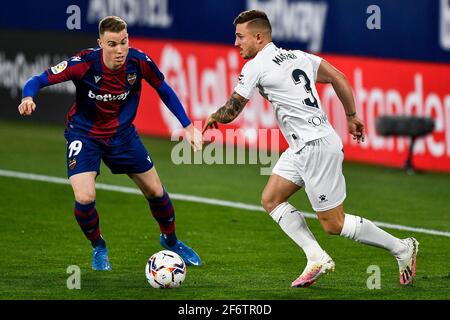 VALENCIA, SPANIEN - 2. APRIL: Carlos Clerc von Levante UD und Pablo Maffeo Becerra von SD Huesca während des La Liga Santander Spiels zwischen Levante UD und Stockfoto