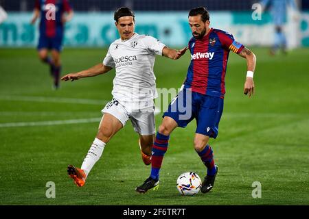 VALENCIA, SPANIEN - 2. APRIL: Jaime Seoane Valenciano von SD Huesca und Jose Luis Morales Nogales von Levante UD während des Matches von La Liga Santander Stockfoto