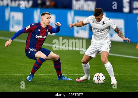 VALENCIA, SPANIEN - 2. APRIL: Carlos Clerc von Levante UD und Pablo Maffeo Becerra von SD Huesca während des La Liga Santander Spiels zwischen Levante UD und Stockfoto