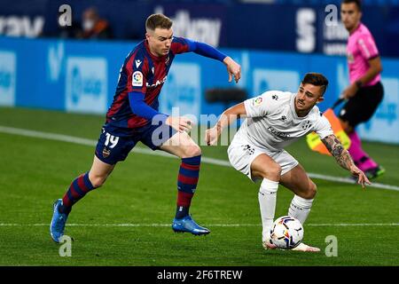 VALENCIA, SPANIEN - 2. APRIL: Carlos Clerc von Levante UD und Pablo Maffeo Becerra von SD Huesca während des La Liga Santander Spiels zwischen Levante UD und Stockfoto