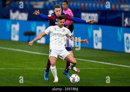 VALENCIA, SPANIEN - 2. APRIL: Carlos Clerc von Levante UD und Pablo Maffeo Becerra von SD Huesca während des La Liga Santander Spiels zwischen Levante UD und Stockfoto