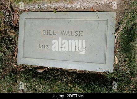 Glendale, Kalifornien, USA 31. März 2021 EIN allgemeiner Blick auf die Atmosphäre des Grabes des Drehbuchautors Bill Walsh im Forest Lawn Memorial Park am 31. März 2021 in Glendale, Kalifornien, USA. Foto von Barry King/Alamy Stockfoto Stockfoto