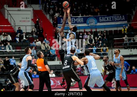 SANKT PETERSBURG, RUSSLAND - 2. APRIL: Moustapha Fall von LDLC ASVEL Villeurbanne und Tarik Black von BC Zenit kippen während des Euroleague Basketball Gam Stockfoto