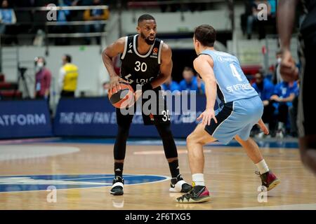 SANKT PETERSBURG, RUSSLAND - 2. APRIL: Norris Cole von LDLC ASVEL Villeurbanne und Kevin Pangos von BC Zenit während des Euroleague-Basketballspiels dazwischen Stockfoto