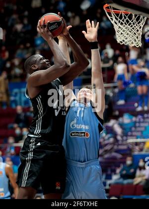 SANKT PETERSBURG, RUSSLAND - 2. APRIL: Moustapha Sturz von LDLC ASVEL Villeurbanne und Arturas Gudaitis von BC Zenit während des Euroleague Basketballspiels b Stockfoto