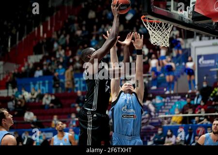 SANKT PETERSBURG, RUSSLAND - 2. APRIL: Moustapha Sturz von LDLC ASVEL Villeurbanne und Arturas Gudaitis von BC Zenit während des Euroleague Basketballspiels b Stockfoto