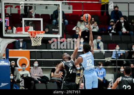 SANKT PETERSBURG, RUSSLAND - 2. APRIL: Moustapha fällt von LDLC ASVEL Villeurbanne und Alex Poythress von BC Zenit während der Euroleague Basketball-Spielwette Stockfoto