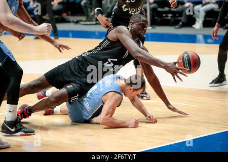 SANKT PETERSBURG, RUSSLAND - 2. APRIL: Moustapha Sturz von LDLC ASVEL Villeurbanne und Kevin Pangos von BC Zenit während des Euroleague Basketball Spiels betwe Stockfoto