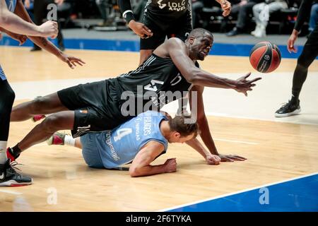 SANKT PETERSBURG, RUSSLAND - 2. APRIL: Moustapha Sturz von LDLC ASVEL Villeurbanne und Kevin Pangos von BC Zenit während des Euroleague Basketball Spiels betwe Stockfoto